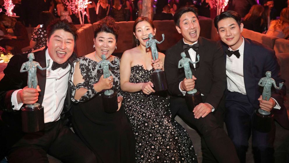 Para pemeran Parasite foto bersama setelah memenangkan penghargaan SAG Awards